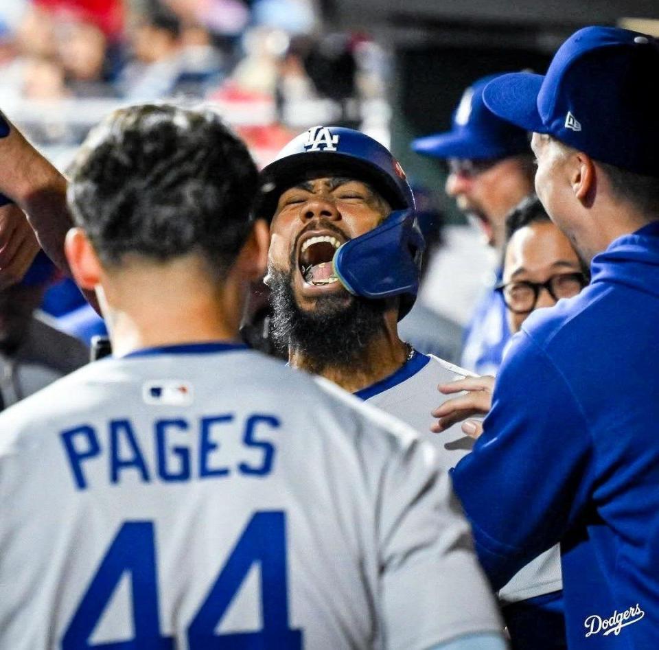 　七回、逆転３ランを放ちベンチで絶叫するテオスカー・ヘルナンデス（ロサンゼルス・ドジャース提供）