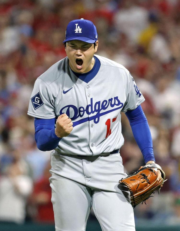 　５回、シュワバーを空振り三振に仕留め雄たけびを上げる大谷（共同）