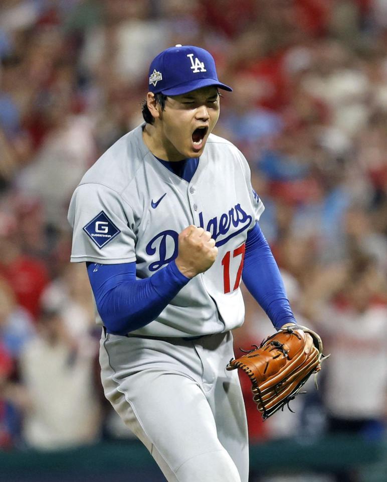 　５回、シュワバーを空振り三振に仕留め雄たけびを上げる大谷（共同）