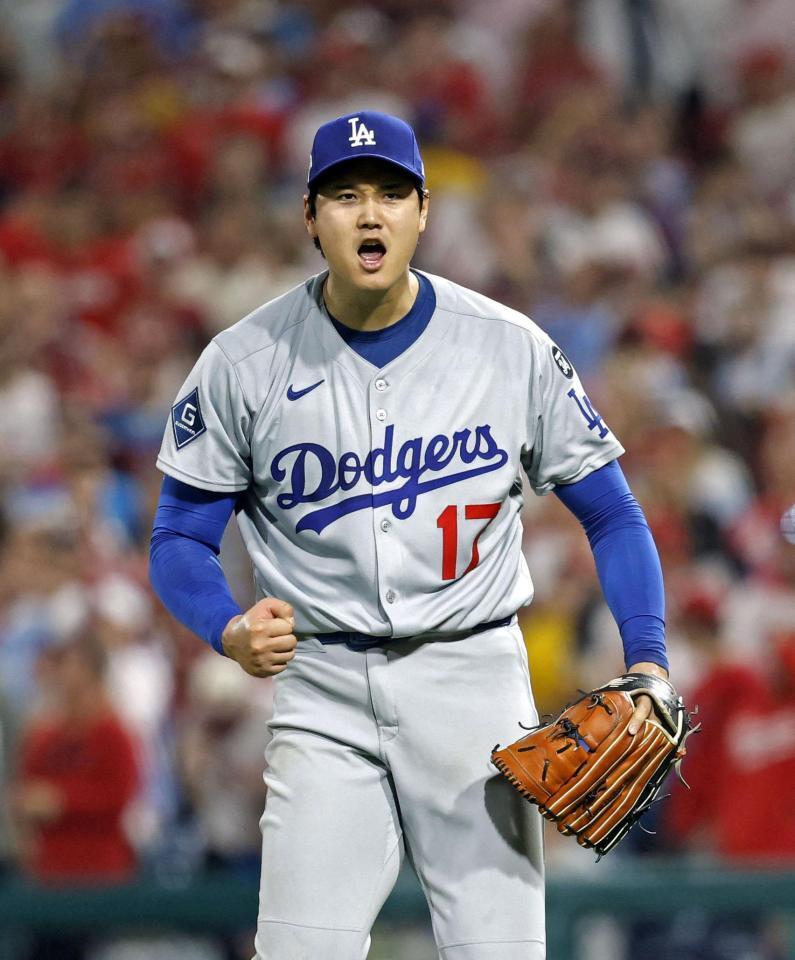 　５回、シュワバーを空振り三振に仕留め声を上げる大谷＝（共同）