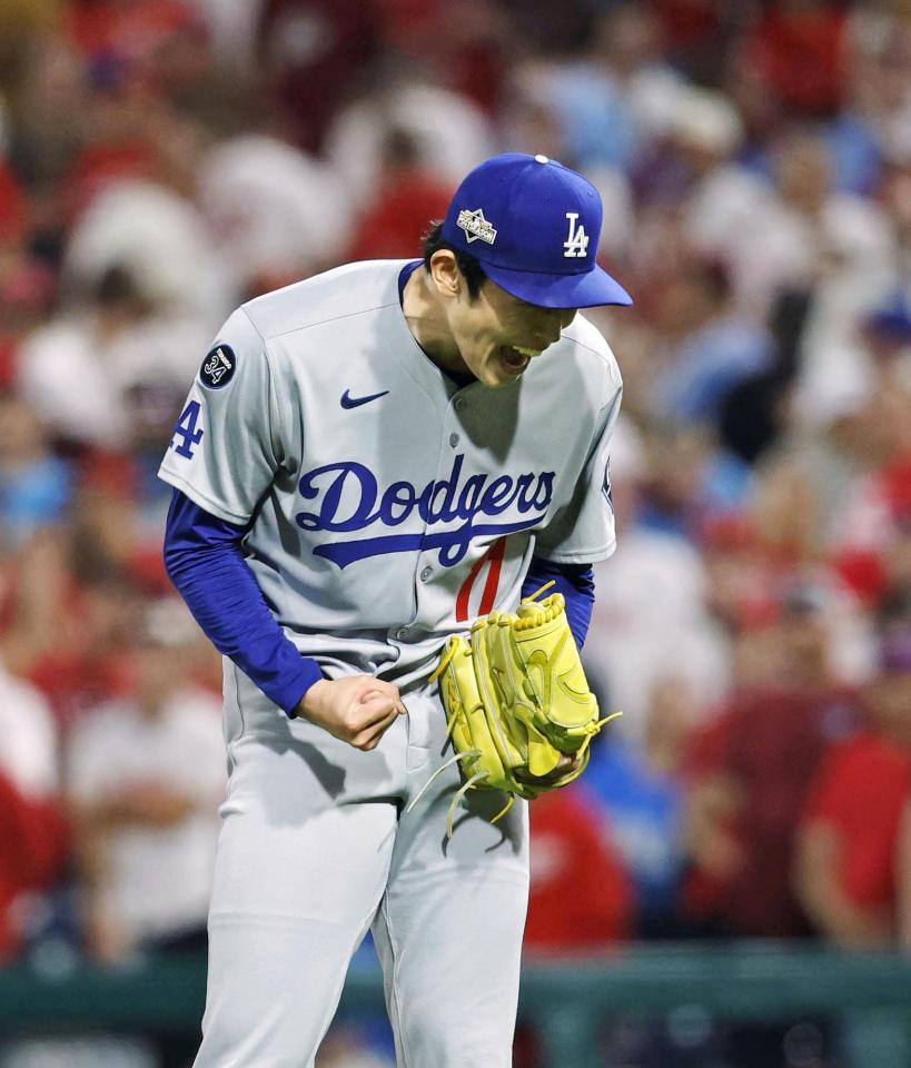 　９回、最後の打者を打ち取り声を上げる佐々木。初セーブを挙げた（共同）