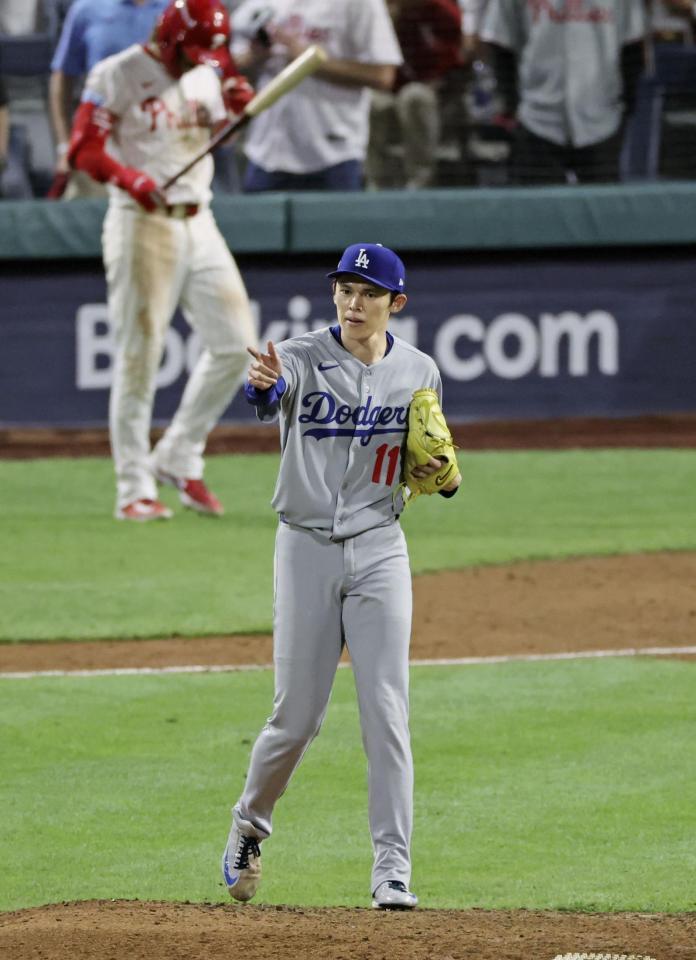 　９回、カステラノスを二ゴロに打ち取った佐々木（共同）