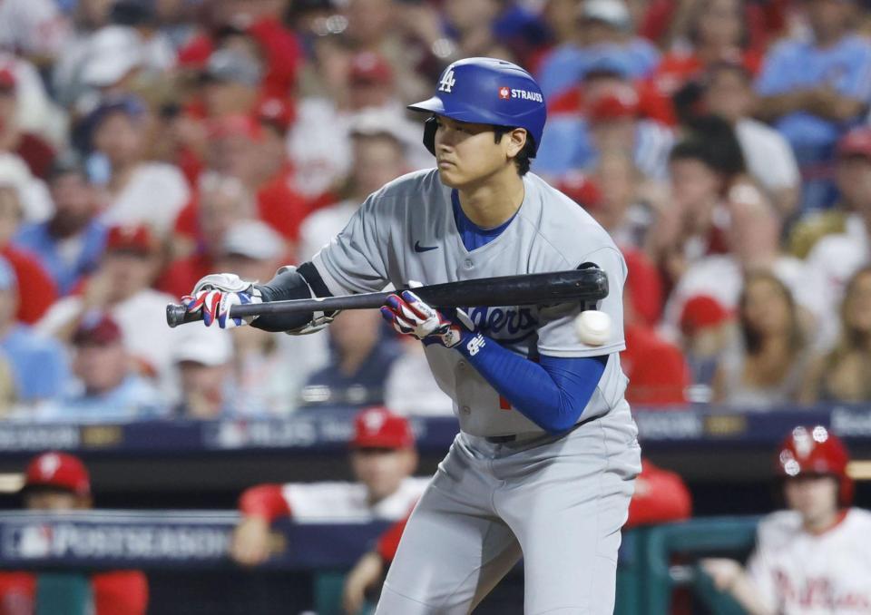 　９回、バントの構えを見せる大谷（共同）