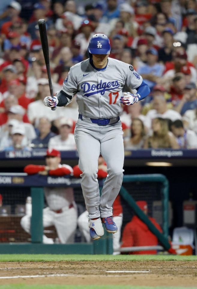 　９回、打席で跳びはねる大谷（共同）