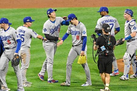　初セーブを挙げ、大谷（中央左）に手荒く迎えられるドジャース・佐々木（ゲッティ＝共同）