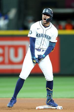 　タイガース戦の八回、勝ち越しの二塁打を放ち、喜びを爆発させるマリナーズのロドリゲス＝シアトル（ゲッティ＝共同）