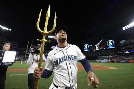 　タイガースに勝利し喜ぶマリナーズのロドリゲス（ゲッティ＝共同）