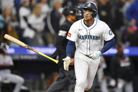 　タイガース戦の６回、ソロ本塁打を放つマリナーズのポランコ（イマジンイメージズ・ロイター＝共同）