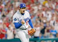 　５回、シュワバーを空振り三振に仕留め、拳を握るドジャース・大谷（共同）