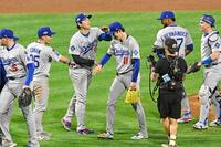 　初セーブを挙げ、大谷（中央左）に手荒く迎えられるドジャース・佐々木（ゲッティ＝共同）