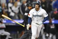　タイガース戦の６回、ソロ本塁打を放つマリナーズのポランコ（イマジンイメージズ・ロイター＝共同）