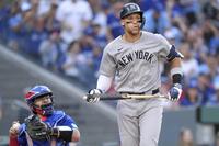 　ブルージェイズ戦の４回、空振り三振に倒れたヤンキースのジャッジ（カナダ通信・ＡＰ＝共同）