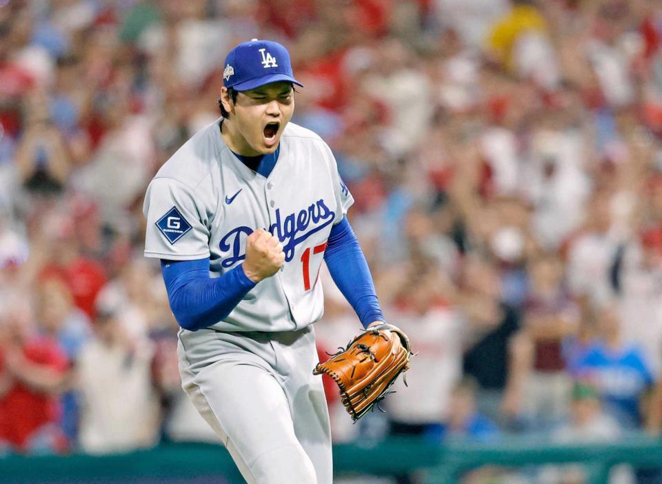 　５回、シュワバーを空振り三振に仕留め、拳を握るドジャース・大谷（共同）