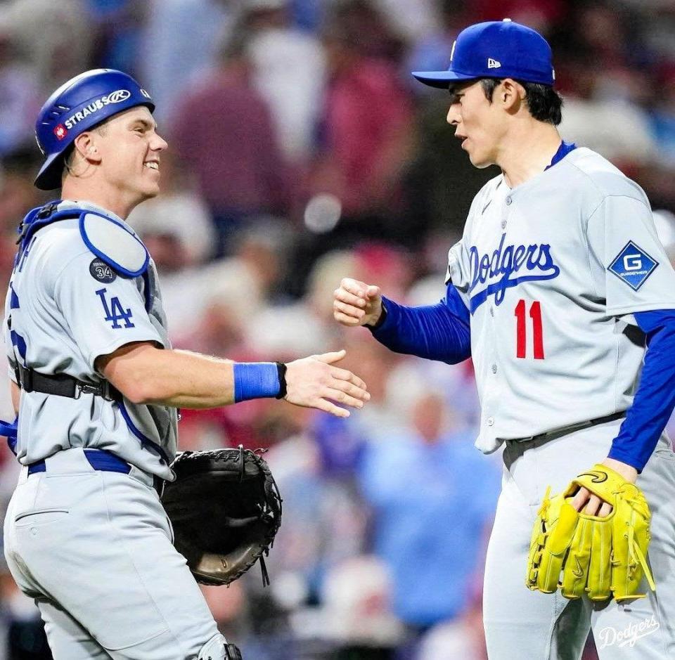 　勝利後、タッチをかわすスミスと佐々木（ロサンゼルス・ドジャース提供）