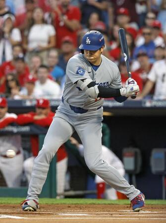 　フィリーズ戦の１回、見逃し三振に倒れる大谷（共同）