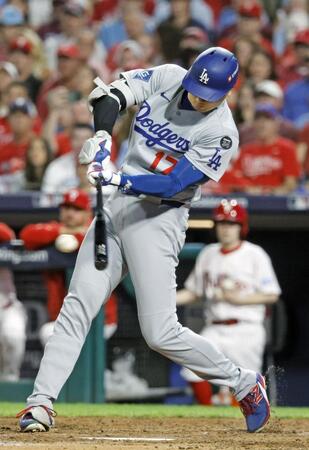 　フィリーズ戦の７回、右前に適時打を放つ大谷（共同）