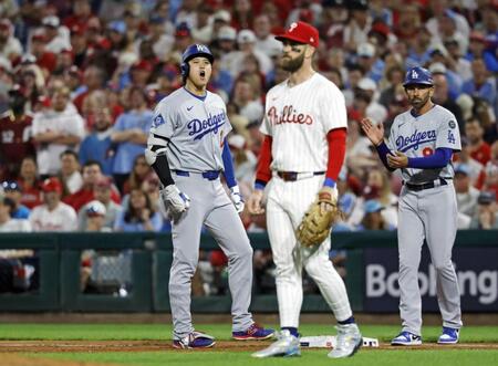 　フィリーズ戦の７回、適時打を放ち、ほえる大谷（左）＝共同