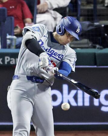 　フィリーズ戦の７回、右前に適時打を放つ大谷（共同）