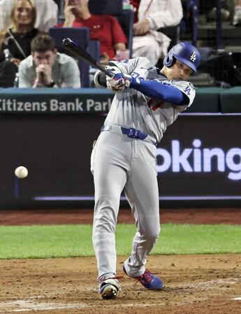 　フィリーズ戦の７回、右前に適時打を放つ大谷（共同）