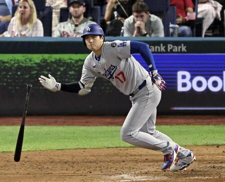 　フィリーズ戦の７回、右前に適時打を放つ大谷（共同）