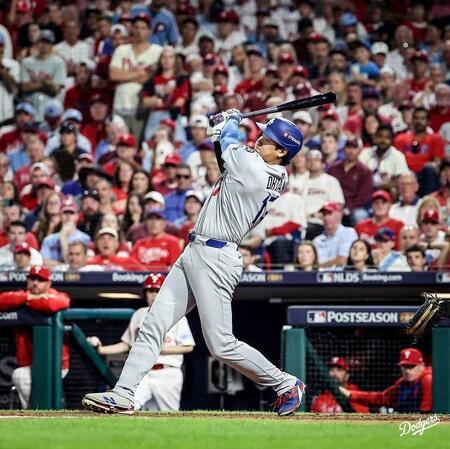 　７回、右前タイムリーを放つ大谷翔平（ロサンゼルス・ドジャース提供）