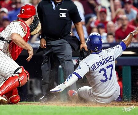 　７回、本塁クロスプレーでテオスカー・ヘルナンデスが先制の生還（ロサンゼルス・ドジャース提供）