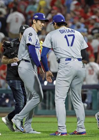 　フィリーズに勝利し、大谷（右）に迎えられる佐々木（共同）