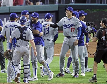 　フィリーズに勝利し、チームメートを迎える大谷（17）＝共同