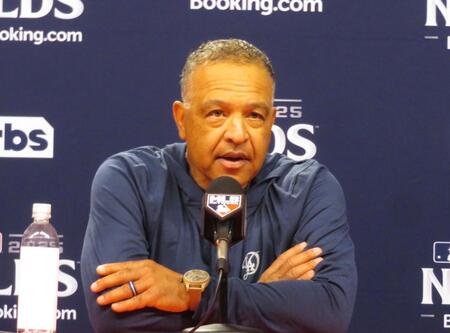 　試合後に取材に応じるロバーツ監督（撮影・小林信行）