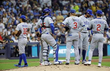 　ブルワーズ戦の３回、降板する今永（左端）＝共同