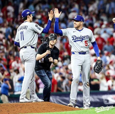 　ポストシーズン２セーブ目を上げた佐々木がフリーマンとハイタッチ（ロサンゼルス・ドジャース提供）