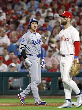 　フィリーズ戦の７回、適時打を放ち、ほえる大谷（共同）