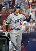 　フィリーズ戦の１回、見逃し三振に倒れた大谷（共同）