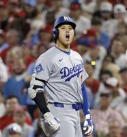 　フィリーズ戦の７回、適時打を放ち、ほえる大谷（提供・共同通信社）