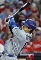 　フィリーズ戦の７回、右前に適時打を放つ大谷（共同）