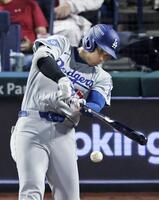 　フィリーズ戦の７回、右前に適時打を放つ大谷（共同）