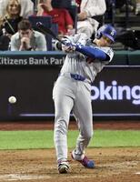 　フィリーズ戦の７回、右前に適時打を放つ大谷（共同）