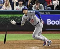 　フィリーズ戦の７回、右前に適時打を放つ大谷（共同）