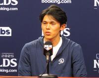 　試合後に取材に応じる佐々木（撮影・小林信行）