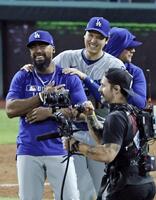 　フィリーズに勝利し、笑顔を見せる大谷（左から２人目）＝共同