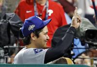 　フィリーズに勝利し、笑顔で引き揚げる大谷（共同）