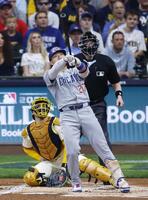 　ブルワーズ戦の１回、３点本塁打を放つ鈴木（共同）