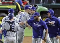 　フィリーズに勝利し、フリーマン（５）と抱き合う大谷（共同）