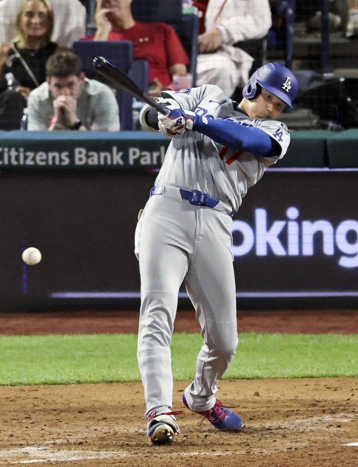 　フィリーズ戦の７回、右前に適時打を放つ大谷（共同）