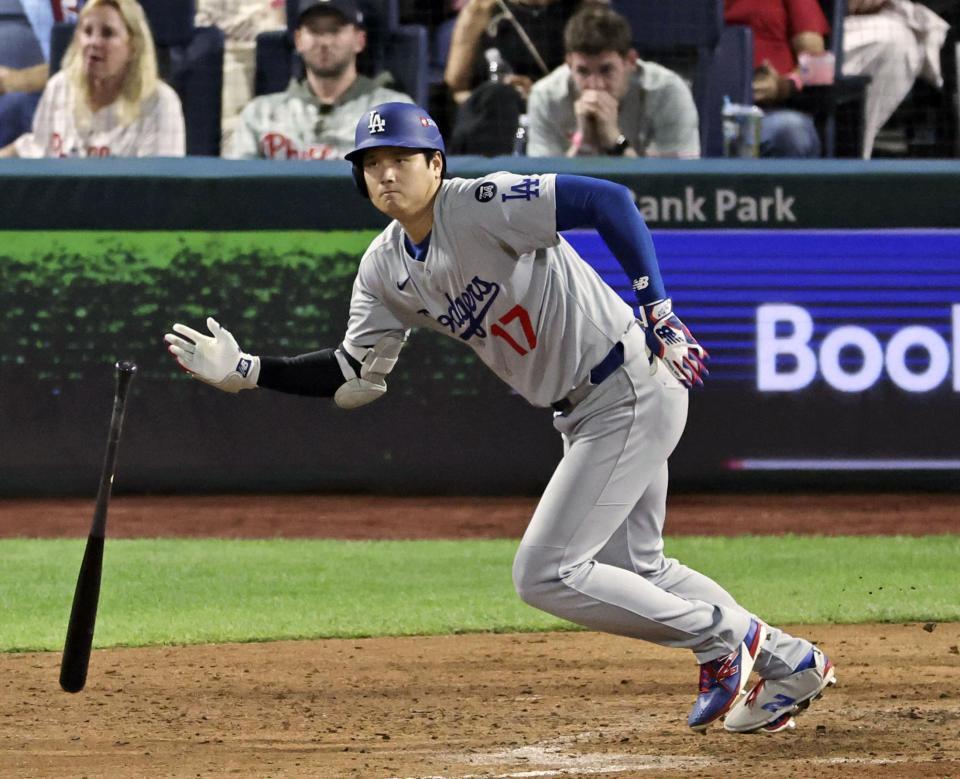 　フィリーズ戦の７回、右前に適時打を放つ大谷（共同）