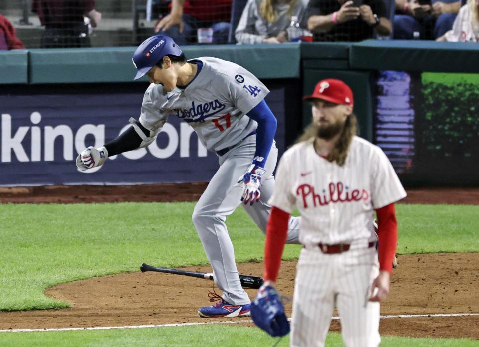 　フィリーズ戦の７回、右前に適時打を放った大谷（共同）