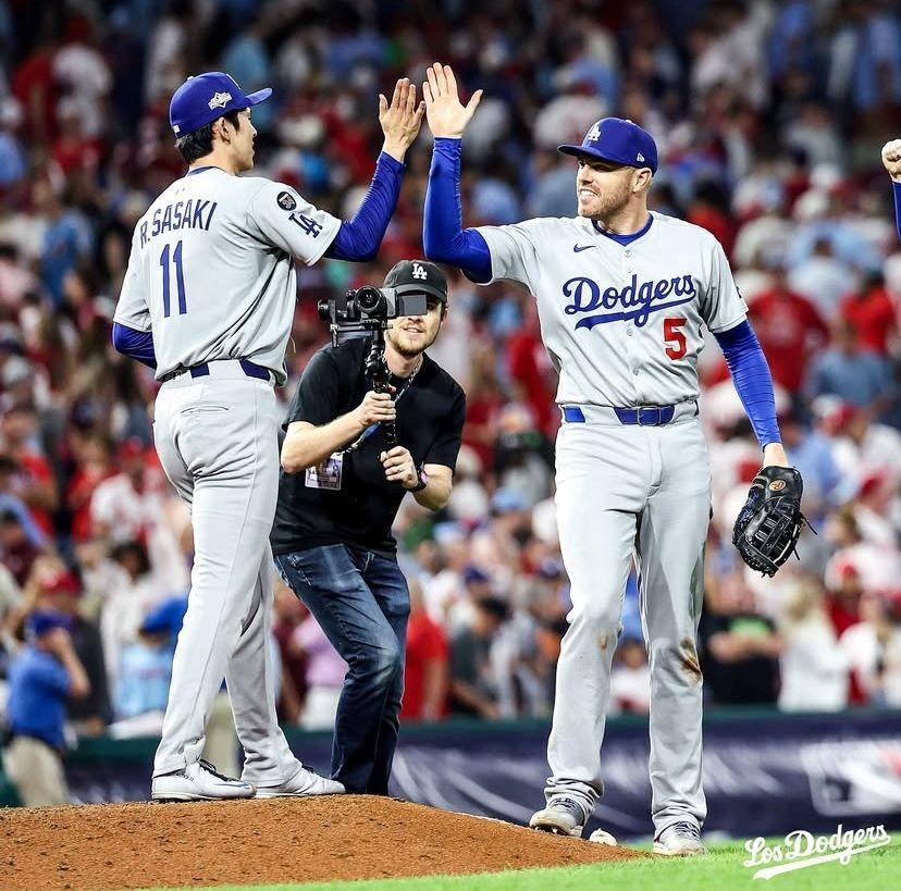 　ポストシーズン２セーブ目を上げた佐々木がフリーマンとハイタッチ（ロサンゼルス・ドジャース提供）