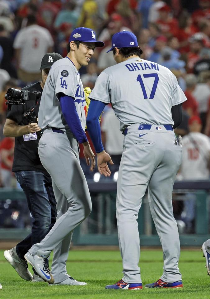 　フィリーズに勝利し、大谷（右）に迎えられる佐々木（共同）