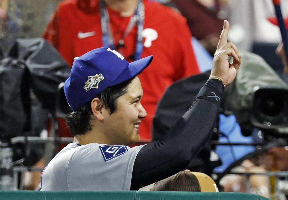 　フィリーズに勝利し、笑顔で引き揚げる大谷（共同）