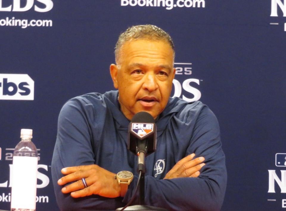 　試合後に取材に応じるロバーツ監督（撮影・小林信行）